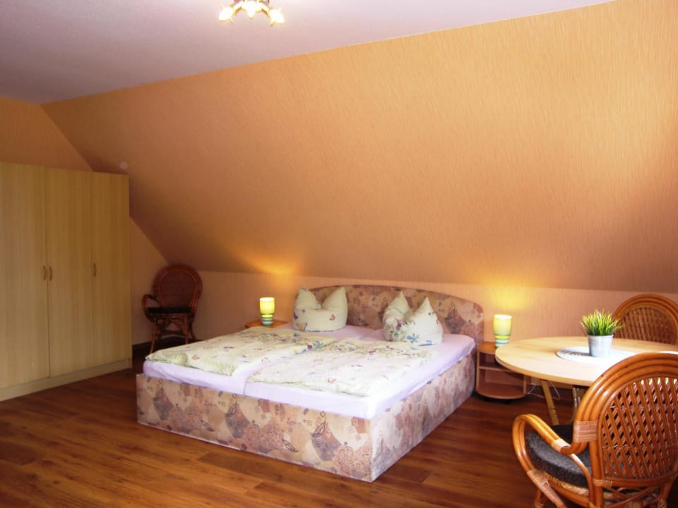 Bed, Photo of the whole room, Dining area, wardrobe