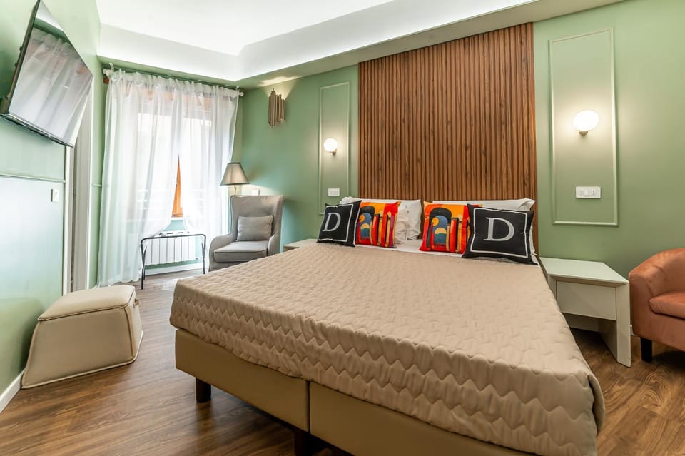 Bed, TV and multimedia, Photo of the whole room, Bedroom