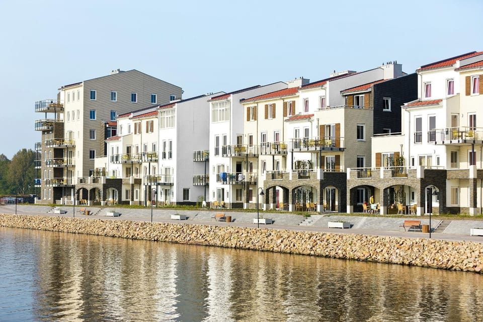 Facade/entrance, Lake view