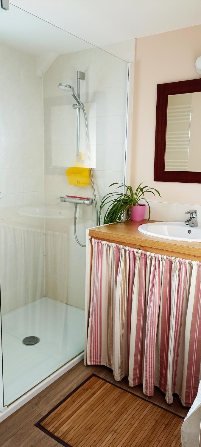Shower, Bathroom, children, children, young children, young children, Family, Family, acessibility