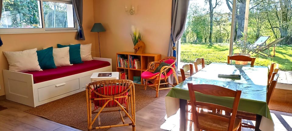 Living room, Seating area, Dining area, Meals, Meals