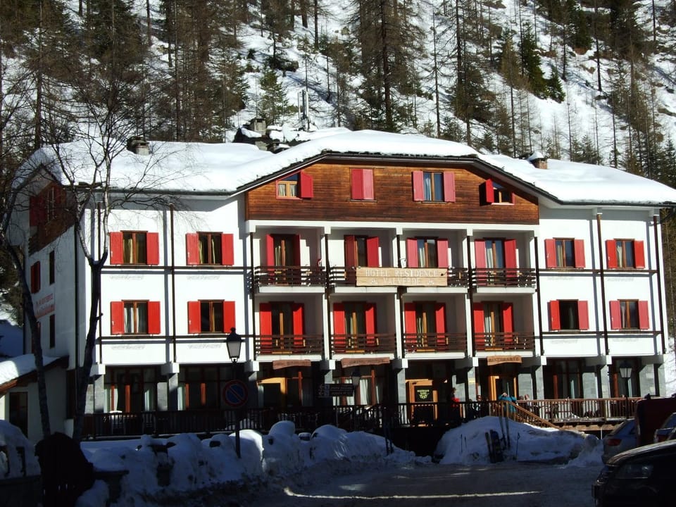 Property building, Facade/entrance, Winter