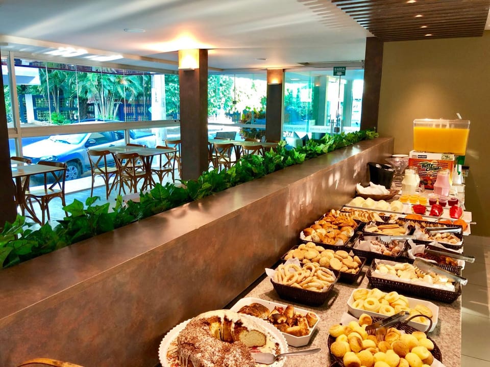 Restaurant/places to eat, Banquet/Function facilities, Food, Breakfast, Buffet breakfast, American breakfast, Drinks