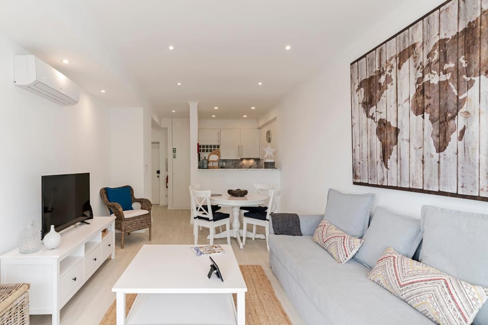 TV and multimedia, Living room, Decorative detail, Seating area