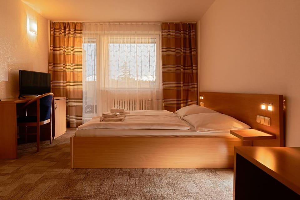 Bed, TV and multimedia, Photo of the whole room