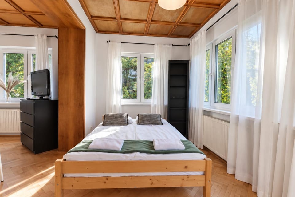 Bed, TV and multimedia, Photo of the whole room, Bedroom, towels