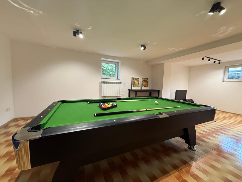 Billiard, Game Room