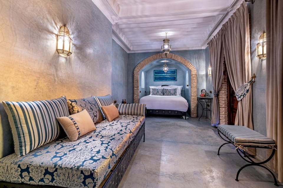 Bed, Coffee/tea facilities, Living room, Photo of the whole room, Seating area, Bedroom
