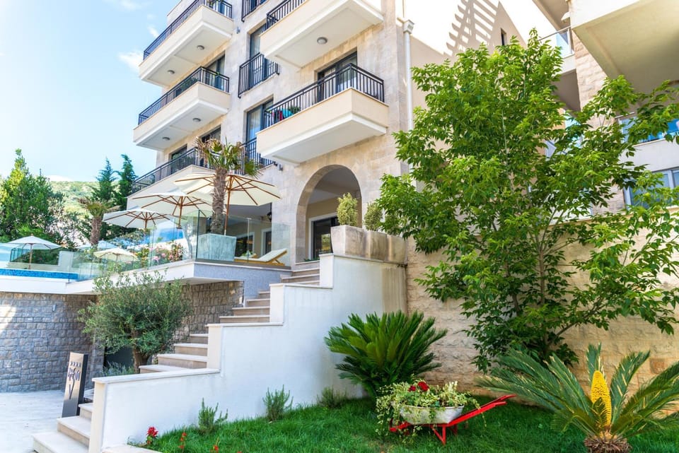 Property building, Facade/entrance