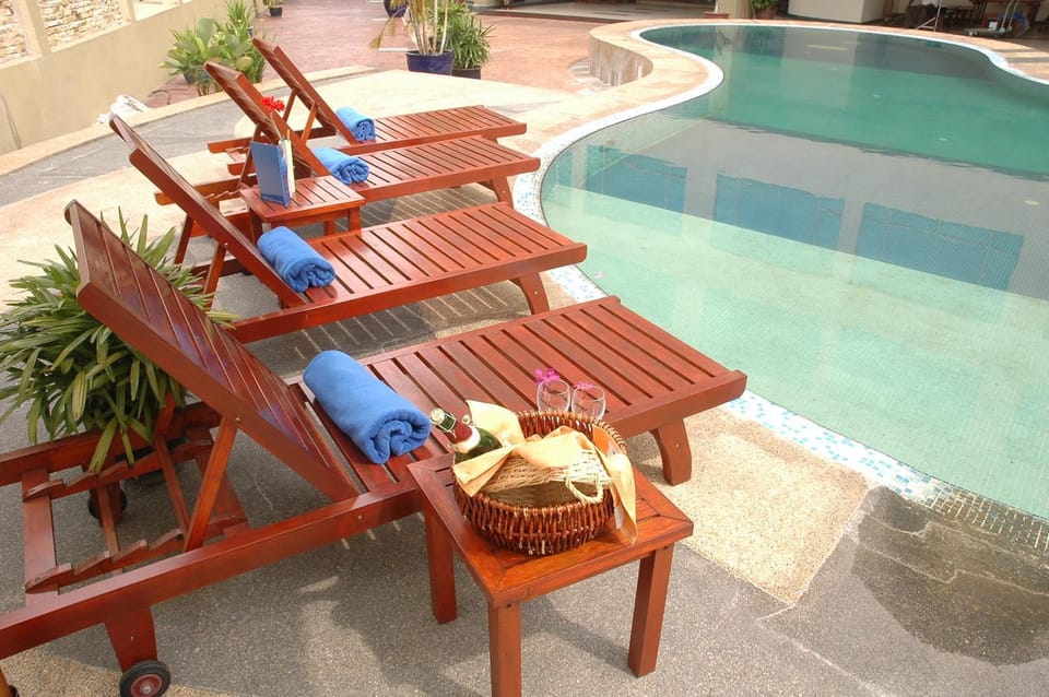 Day, Swimming pool