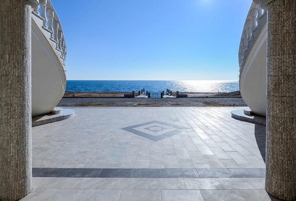 Facade/entrance, Balcony/Terrace, Sea view
