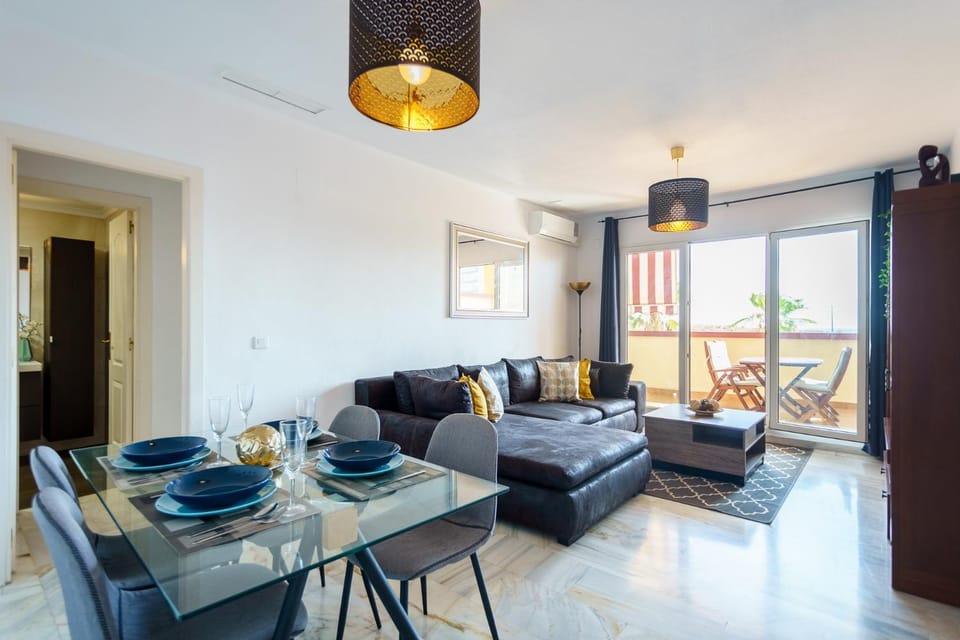 Spacious Beachfront Flat with Sea Views and Private Indoor Parking Apartment in Benalmadena