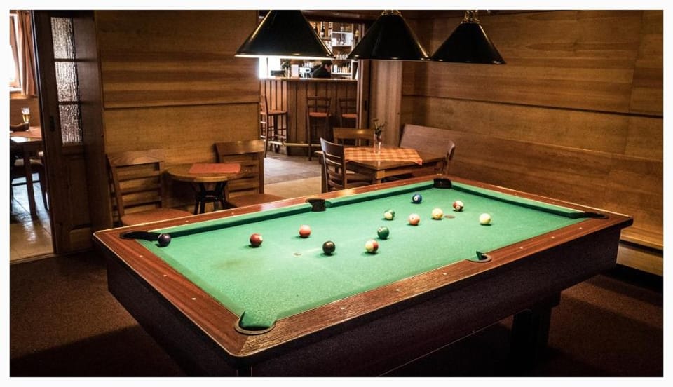 Restaurant/places to eat, Billiard, Game Room