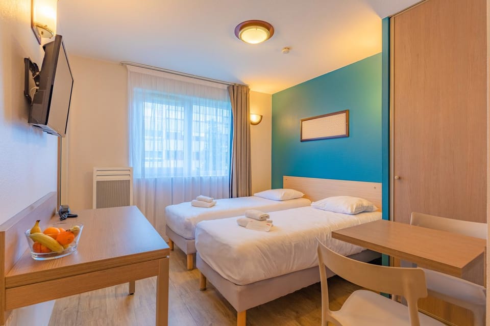 Bed, TV and multimedia, Bedroom