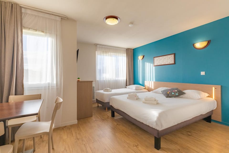 Bed, Dining area, Bedroom