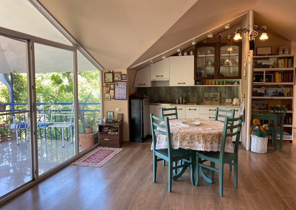 Dining area, kitchen