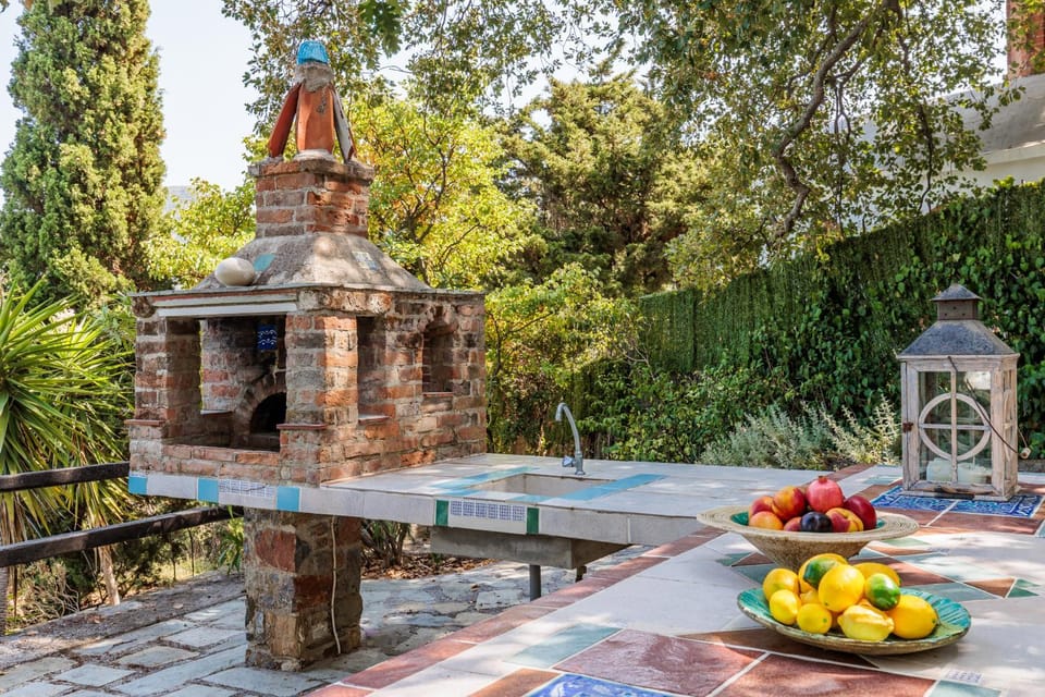 BBQ facilities, Food and drinks, Dining area, Garden view