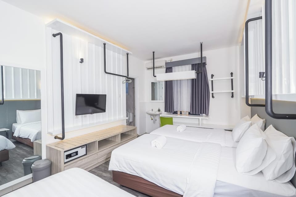 Bed, TV and multimedia, Photo of the whole room, Bedroom, hair dresser, safe, towels