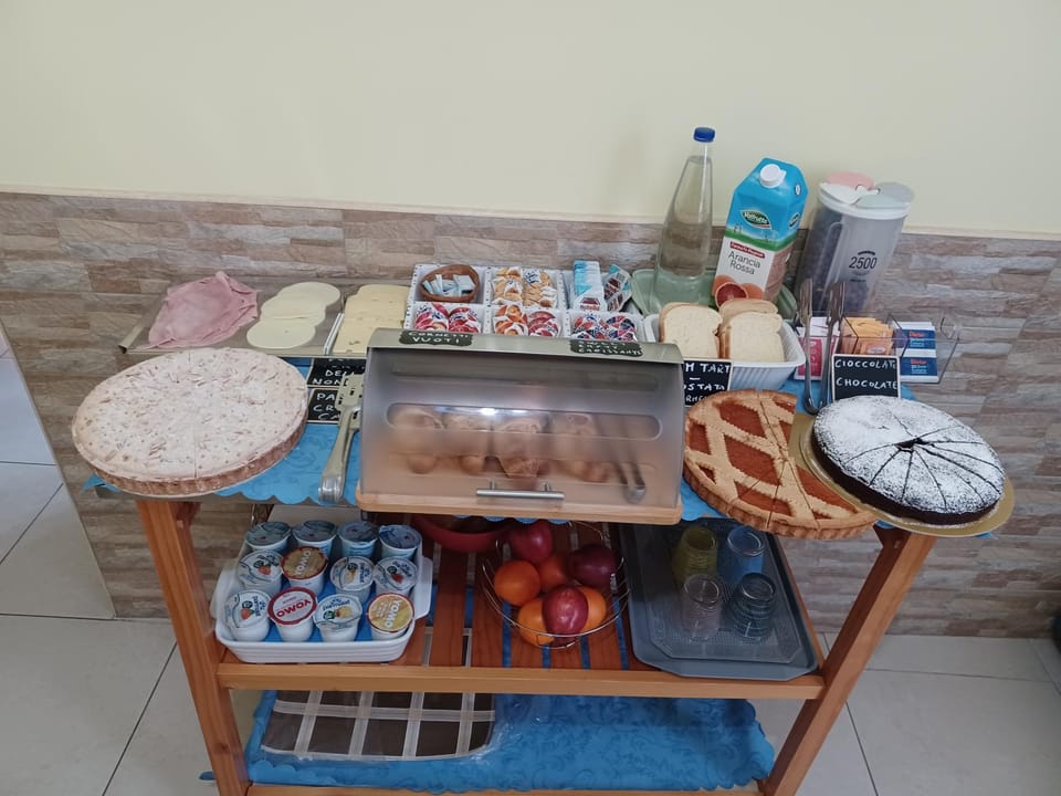 Food and drinks, Food, Breakfast, Continental breakfast, Buffet breakfast