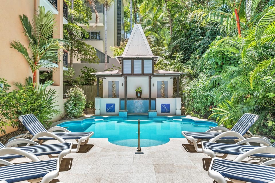 Property building, Garden, Swimming pool