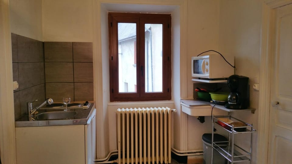 Kitchen or kitchenette, oven, pet friendly, stove, toaster