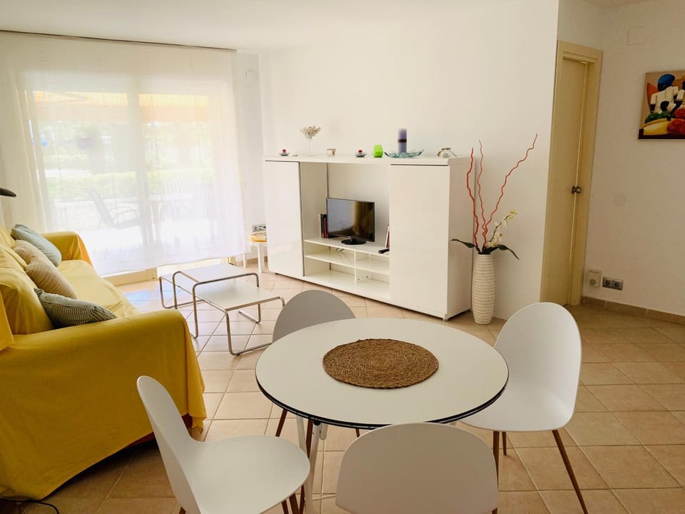 TV and multimedia, Seating area, Dining area