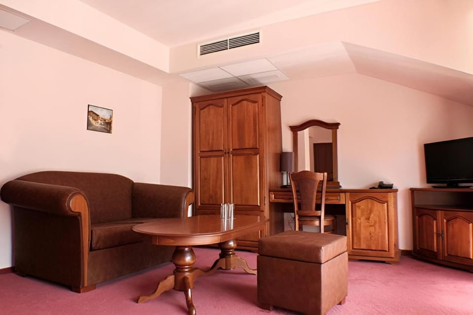 TV and multimedia, Living room, Seating area, wardrobe