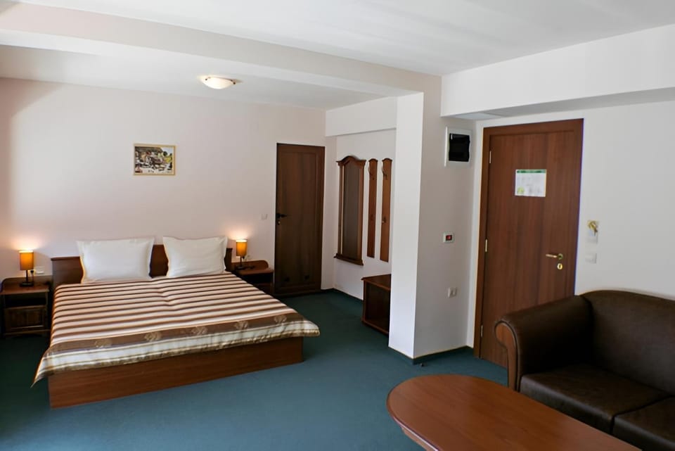 Bed, Seating area, Bedroom