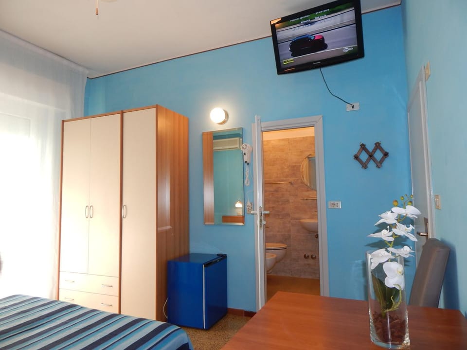 Bed, TV and multimedia, Photo of the whole room, Dining area, Bedroom