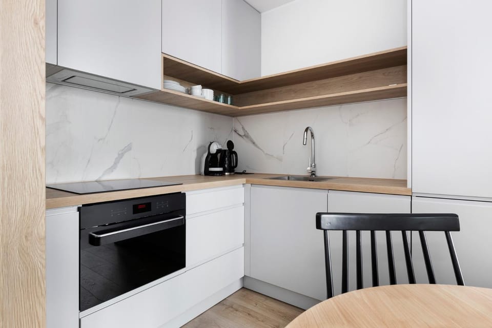 Coffee/tea facilities, Kitchen or kitchenette, Dining area, dishwasher, stove