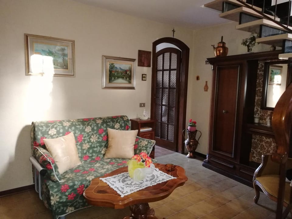 Facade/entrance, Living room, Seating area