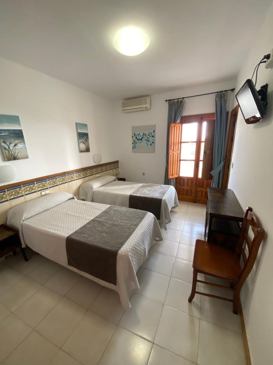 Photo of the whole room, Bedroom, air conditioner