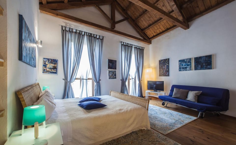 TV and multimedia, Photo of the whole room, Bedroom, wardrobe, air conditioner