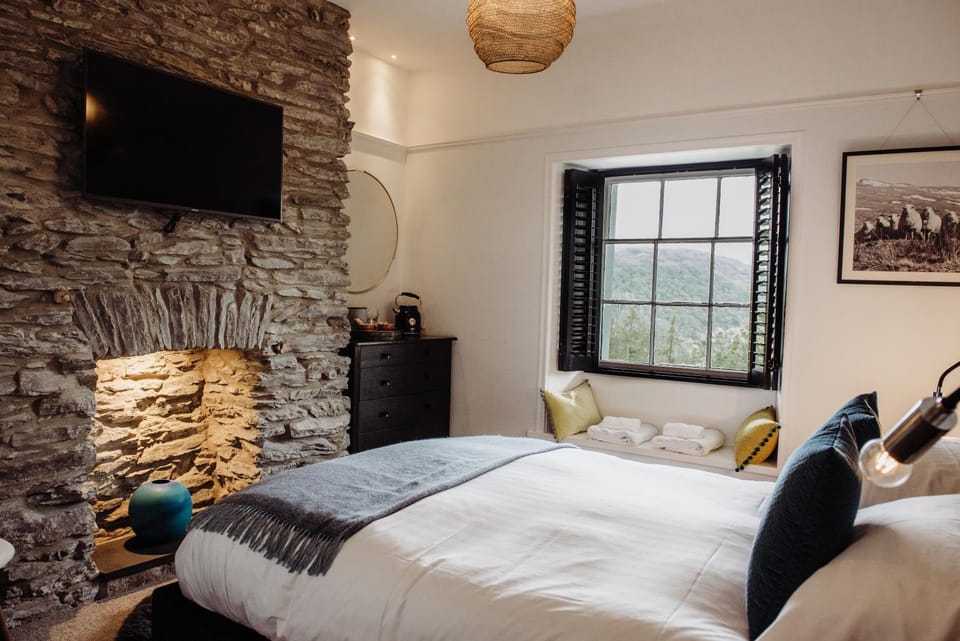 Bed, TV and multimedia, Bedroom