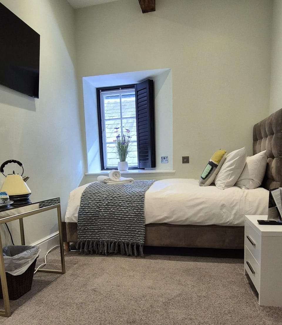 Bed, TV and multimedia, Bedroom