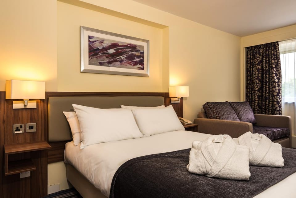 Bed, Coffee/tea facilities, Photo of the whole room, Seating area, Bedroom, Pets, Pets, children, children, young children, young children, older children, older children, Family, Family, hair dryier, pet friendly, pet friendly, air conditioner