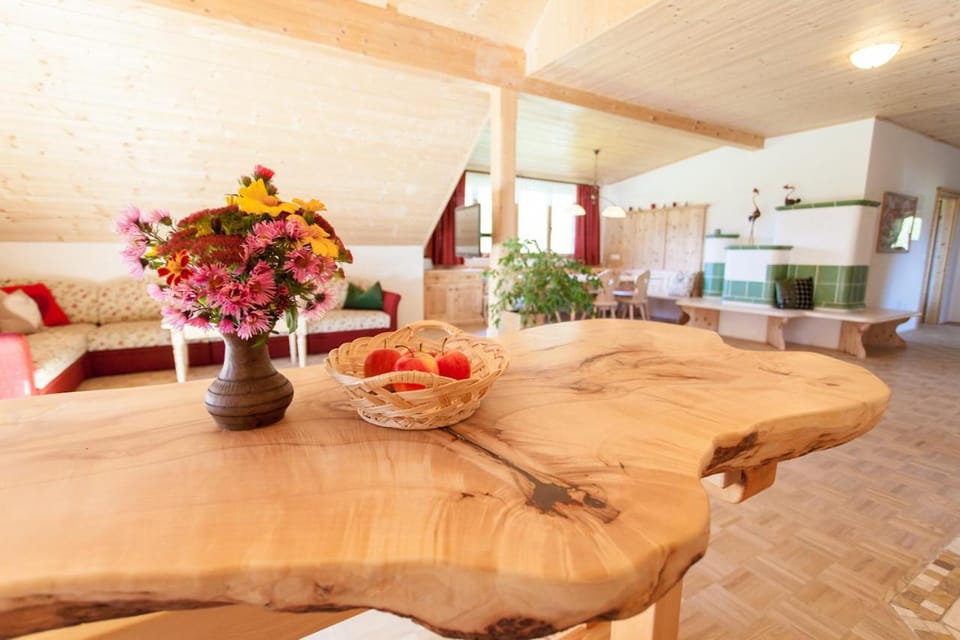 Kitchen or kitchenette, Living room, Food and drinks, Seating area, Dining area, Food