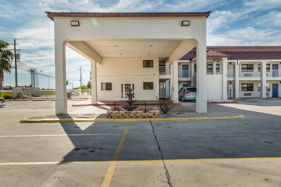 Property building, Facade/entrance, On site