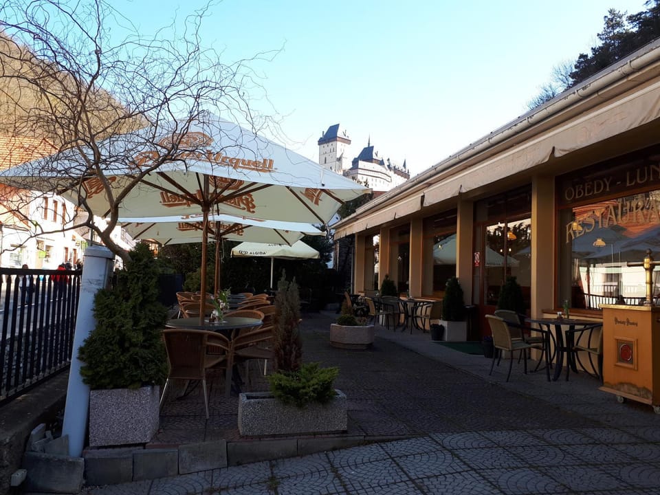 Restaurant/places to eat, Neighbourhood