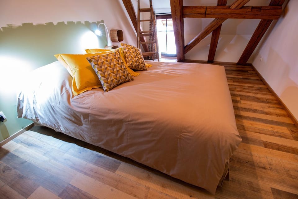 Photo of the whole room, Bedroom