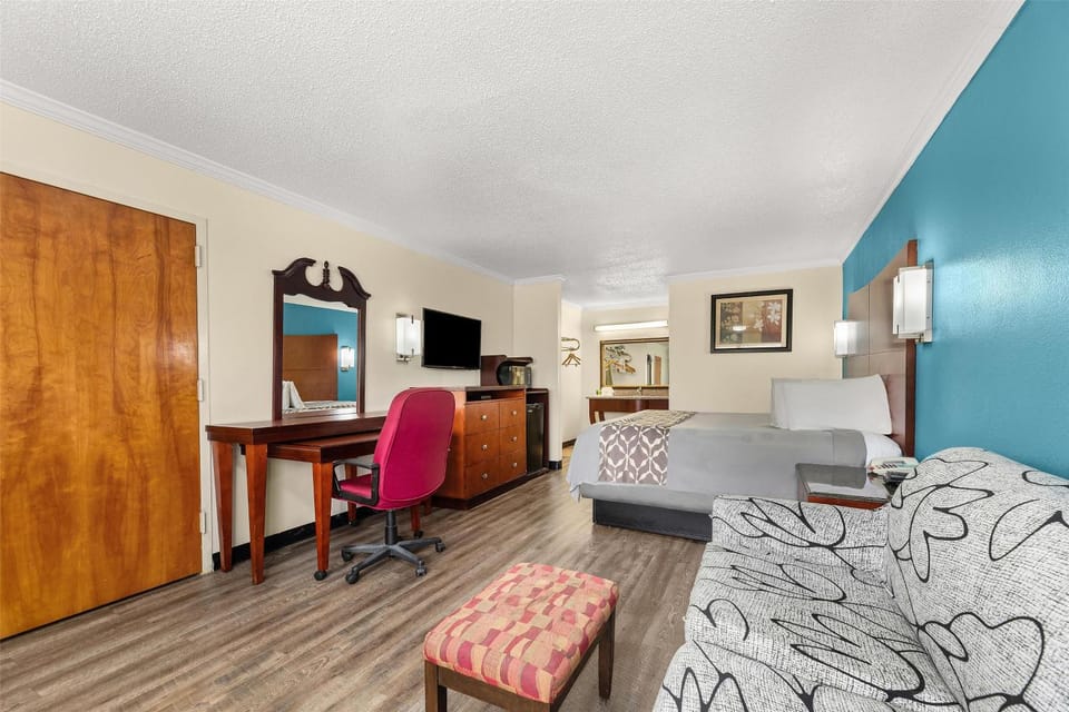 Bed, Seating area, Bedroom