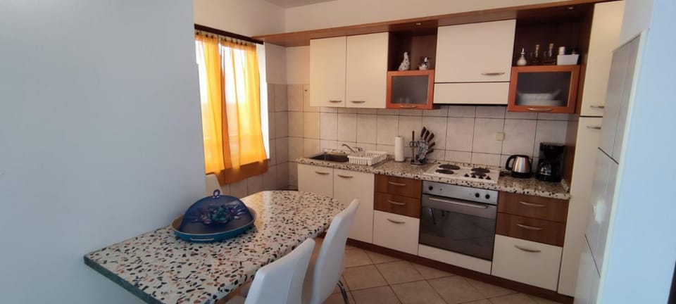 Dining area, kitchen