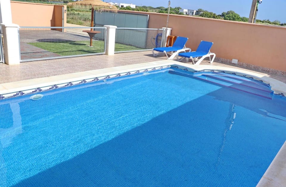 Swimming pool, sunbed
