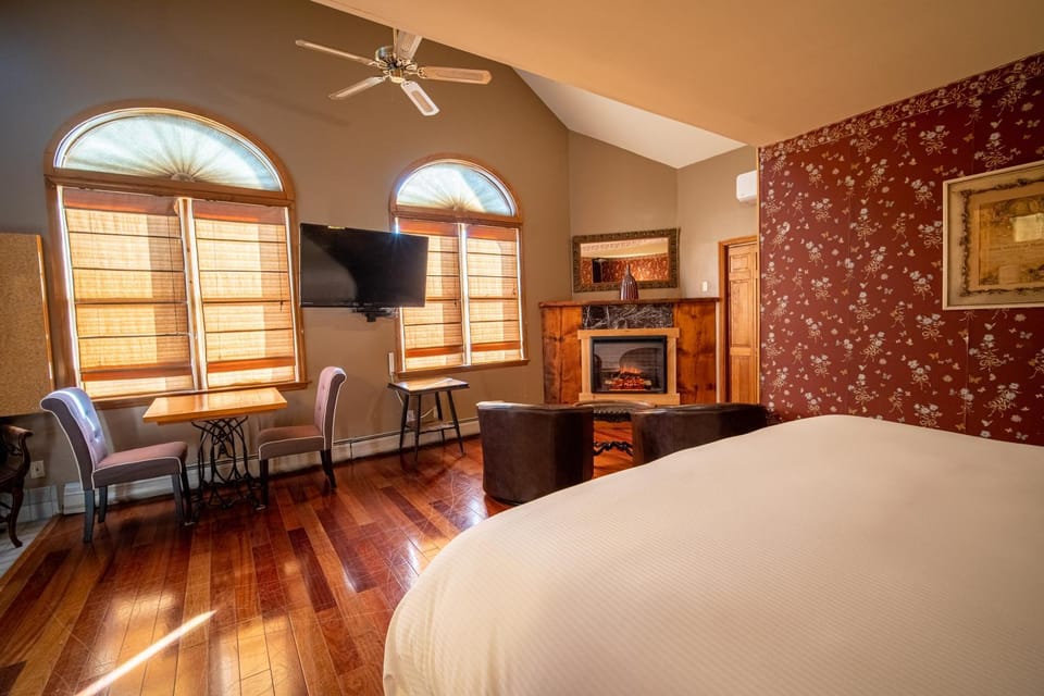 Bed, Bedroom, fireplace