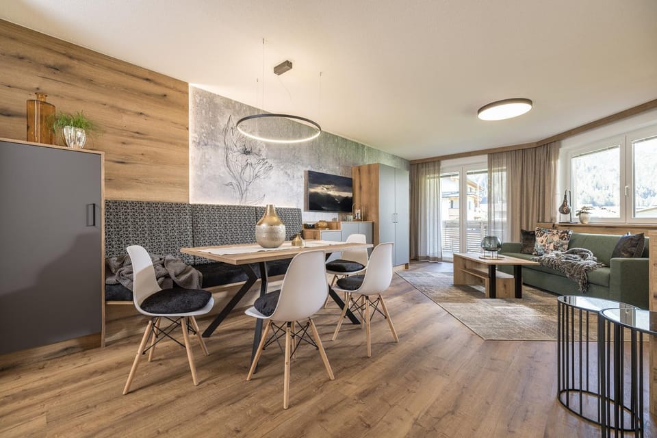 TV and multimedia, Kitchen or kitchenette, Living room, Seating area, Dining area
