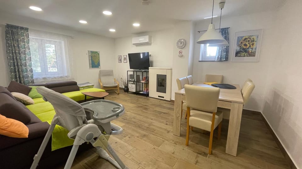 TV and multimedia, Living room, Dining area