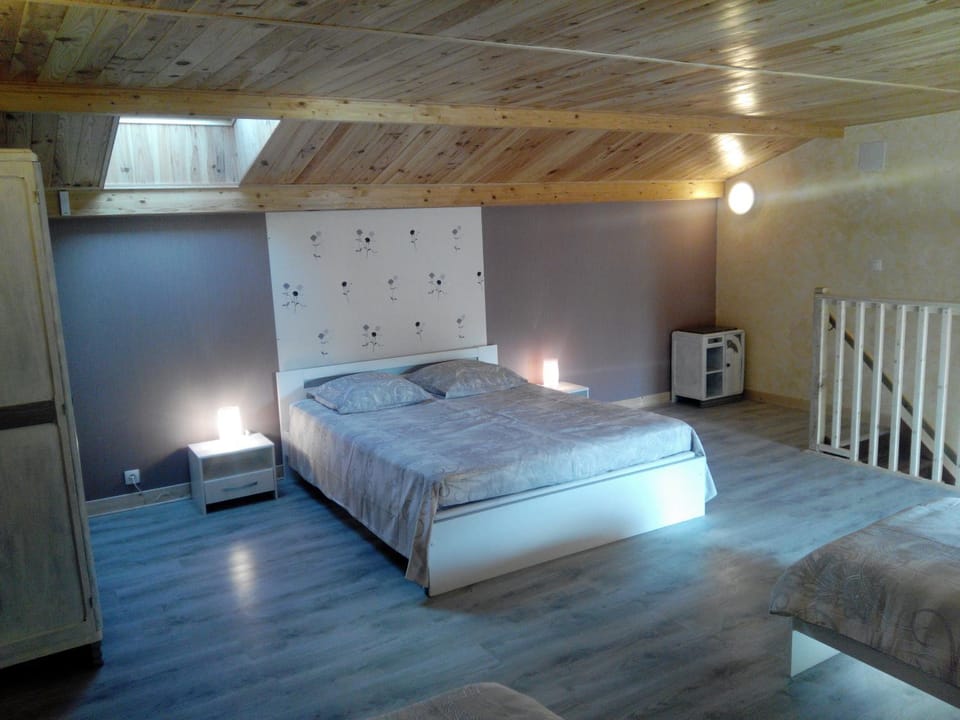 Bed, Photo of the whole room