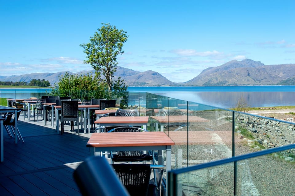 Nearby landmark, Restaurant/places to eat, Day, Natural landscape, Balcony/Terrace, Dining area, Lake view, Mountain view, River view, Sea view