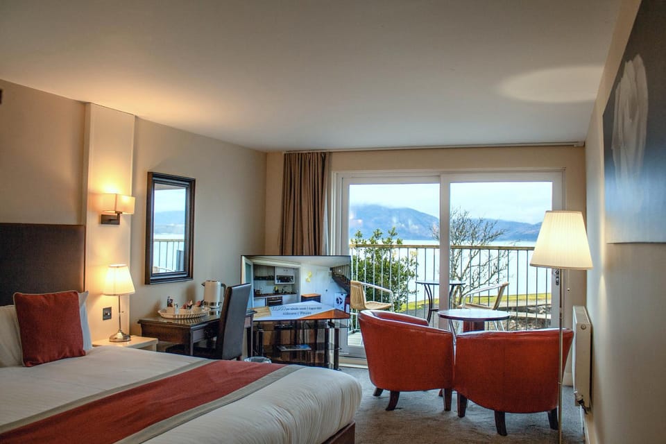 Bed, Natural landscape, TV and multimedia, Balcony/Terrace, Seating area, Bedroom, Mountain view