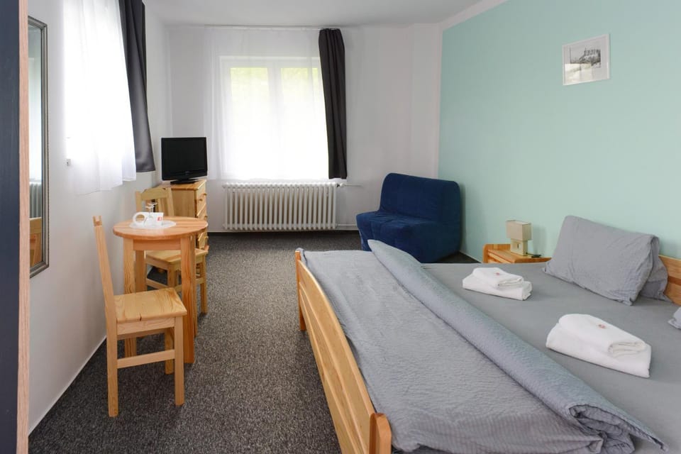 Bed, TV and multimedia, Photo of the whole room
